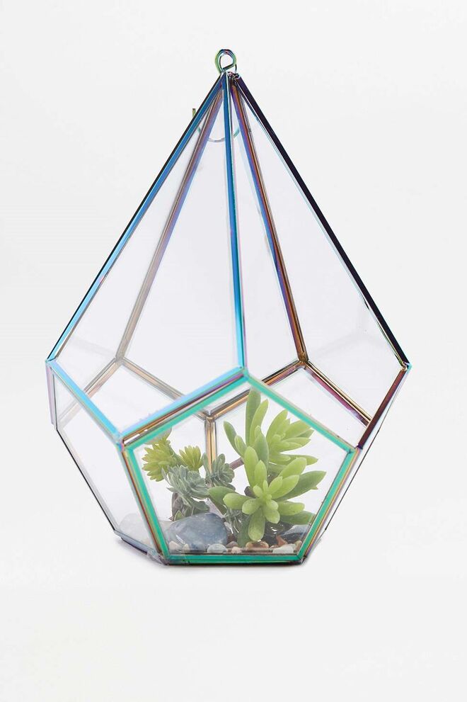 Caixa em vidro, €35, em urbanoutfitters.com