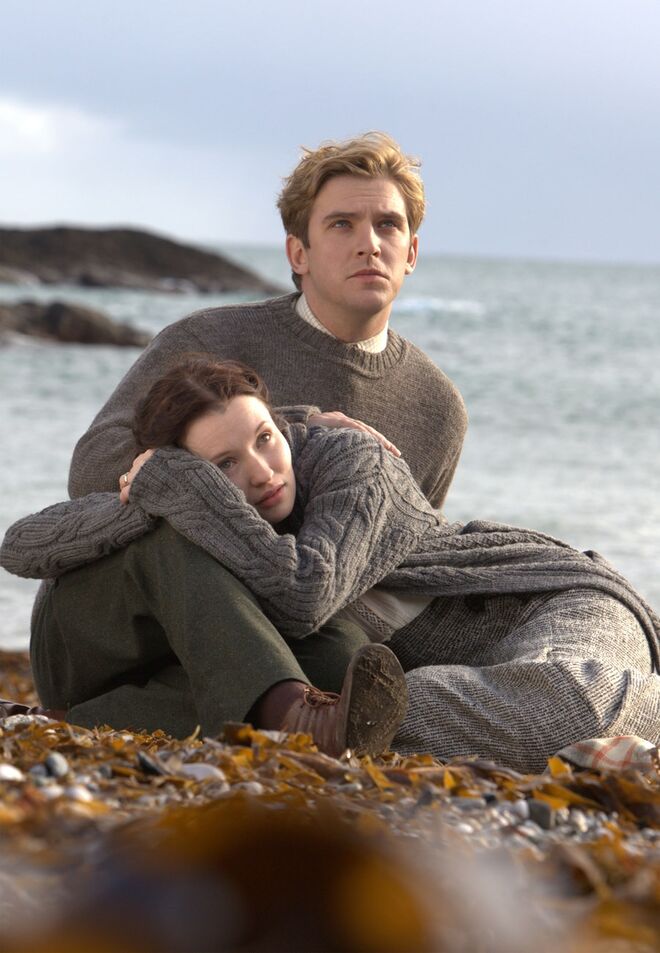 Dan Stevens com Emily Browning no filme 'Summer in February'