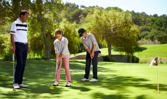 Jogar uma partida de golfe no Dia do Pai