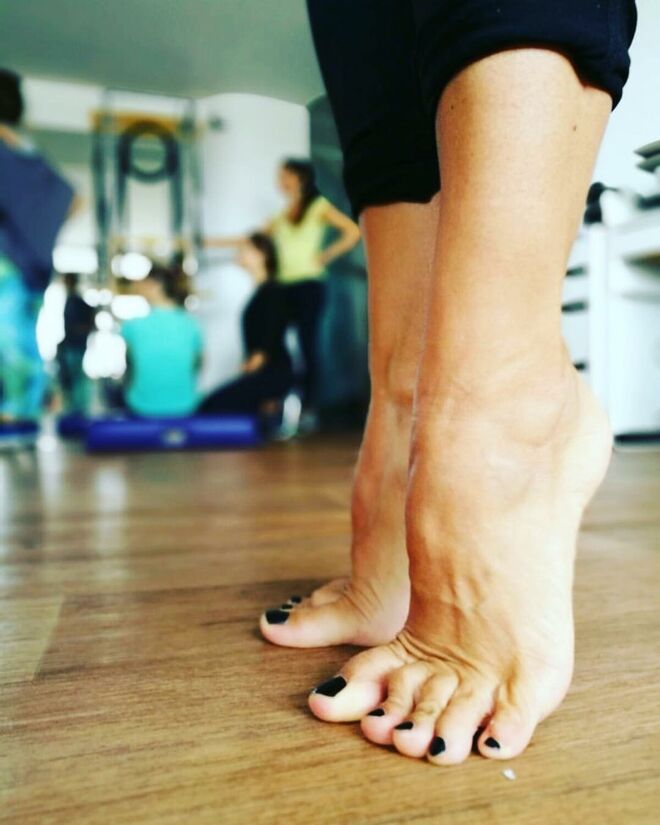 3. Barra 2x4: são exercícios que se realizam em cima de uma barra (ou podem ser feitos no chão), onde se trabalha principalmente a mobilidade e o alinhamento dos pés, através da elevação dos calcanhares e de uma correta distribuição do peso sobre os pés.