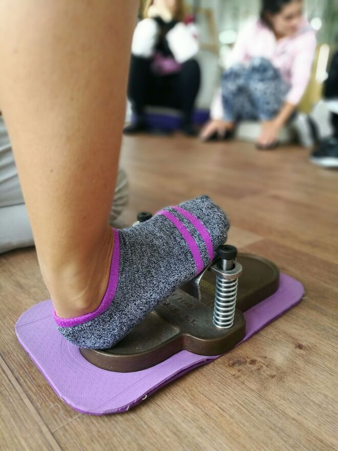 1. Foot Corrector: foi o primeiro aparelho inventado por Joseph Pilates, desenvolvido para fortalecer a musculatura dos pés e para trabalhar o alinhamento do pé e dos membros inferiores.