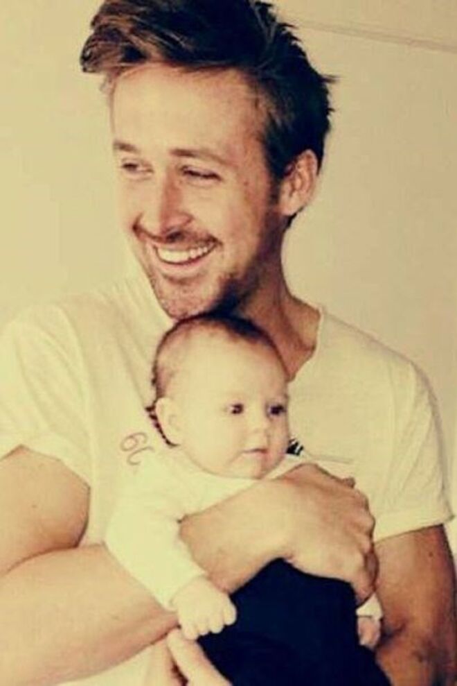 Ryan Gosling com a filha Esmeralda Amada 