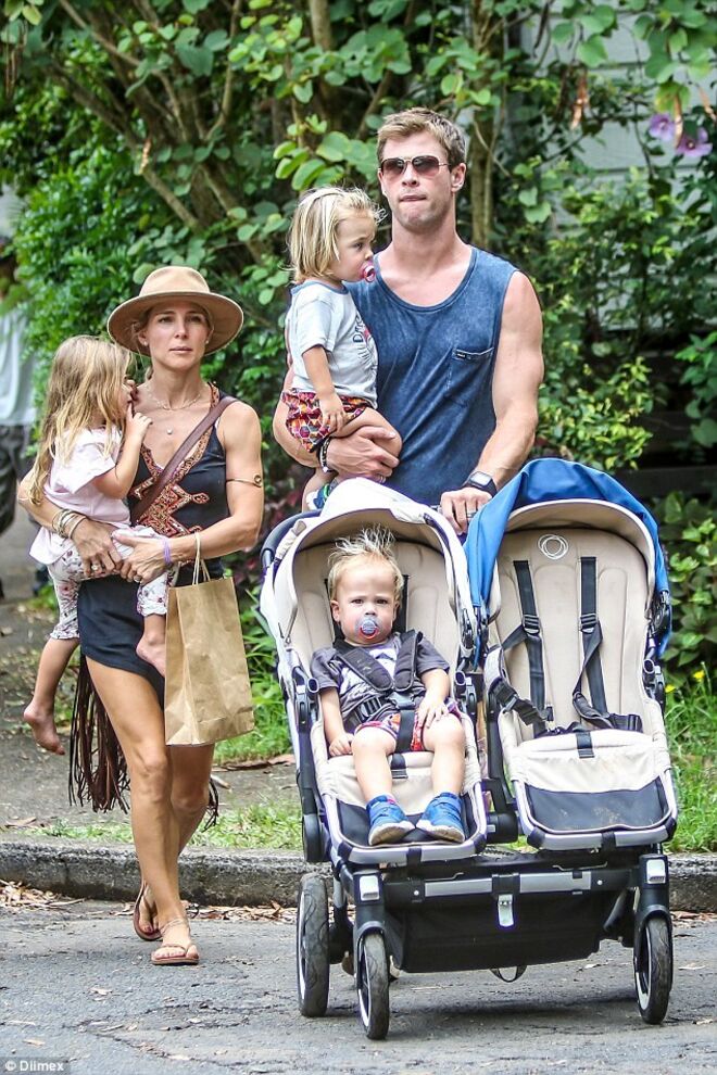 Chris Hemsworth e Eva Pataky com os filhos India Rose, Troian e Sasha