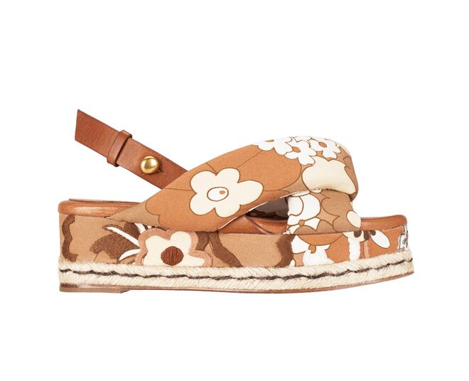 Sandálias em pele com aplicações, €495, Chloé