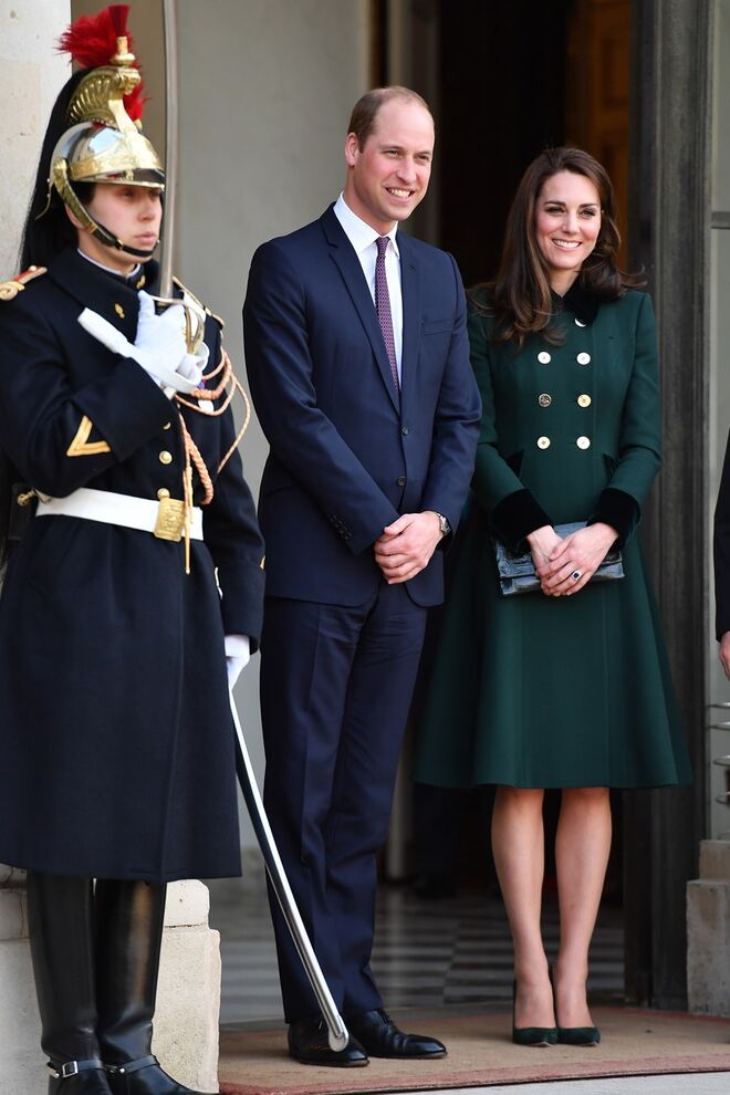 O casal foi recebido pelo Preseidente francês François Hollande no Palácio do Eliseu. Kate Middleton usou um vestido de Catherine Walker.