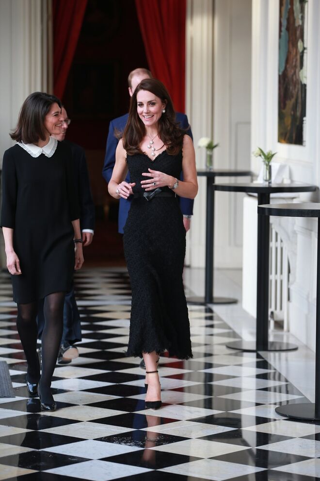 Kate e William foram depois recebidos na residência do embaixador do Reino Unido Edward Llewellyn e pela mulher Anne Llewellyn. Para a ocasião, Kate usou um vestido Alexander McQueen e uns sapatos Gianvito Rossi.