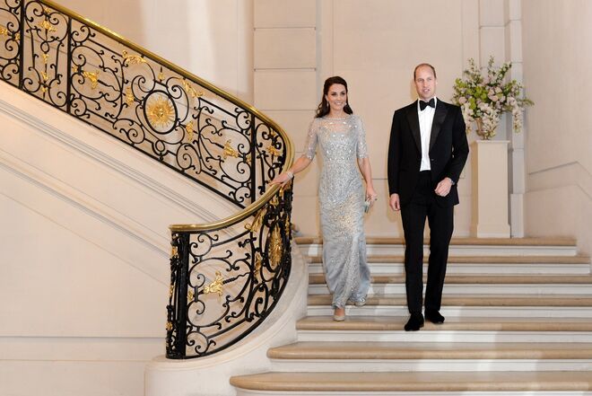 Mais tarde, para o jantar de gala na embaixada do Reino Unido em Paris, Kate escolheu um cintilante vestido de Jenny Packham.