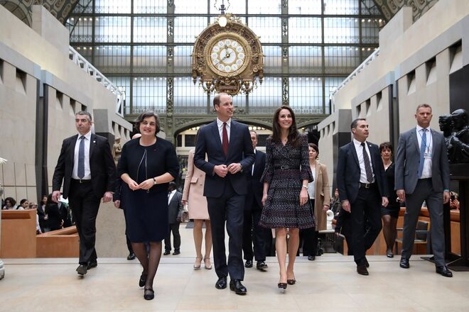 Já no segundo dia em Paris, durante uma visita ao Museu D'Orsay. Kate usou um vestido, carteira e sapatos Chanel.
