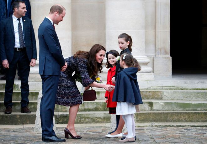 Kate recebeu um ramo de flores durante uma brev paragem nos Les Invalides.