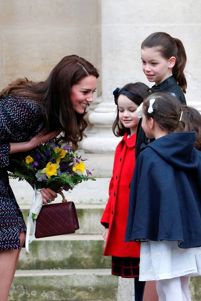Kate recebeu um ramo de flores durante uma brev paragem nos Les Invalides.