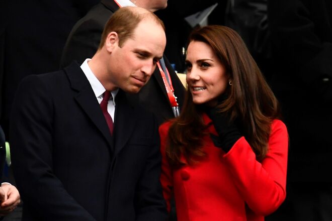 Os Duques de cambridge assistiram ainda a um jogo de rugby entre Inglaterra e França, no Stade de France. Com o frio que se fez sentir, Kate Middleton optou por um casaco vermelho Carolina Herrera.