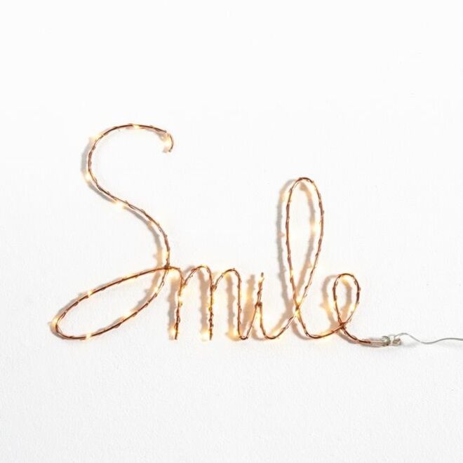 19. Palavra Smile luminosa, €24,99 em laredoute.pt