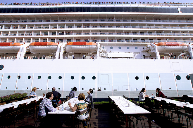 A esplanada do Cais da Pedra