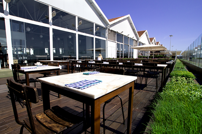 A esplanada do Cais da Pedra