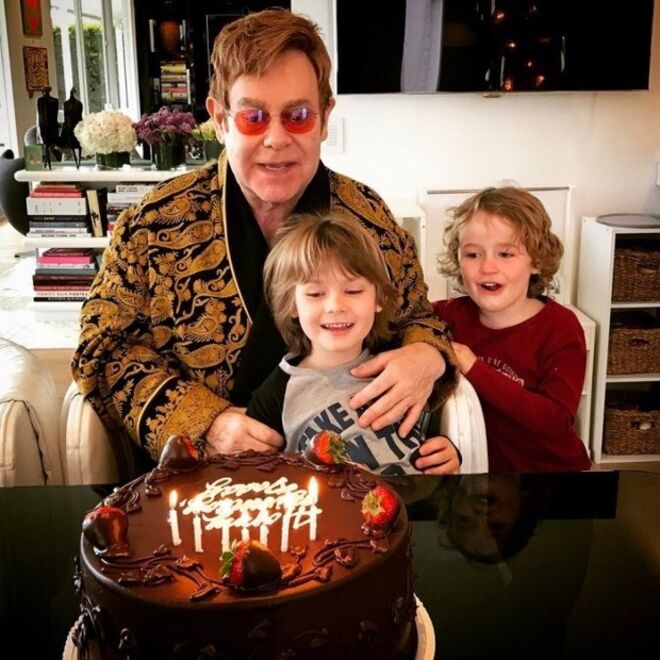 Elton John com os filhos