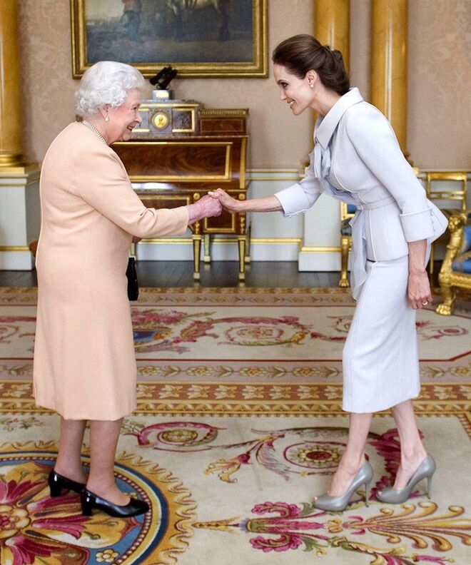 Rainha Isabel II com Angelina Jolie