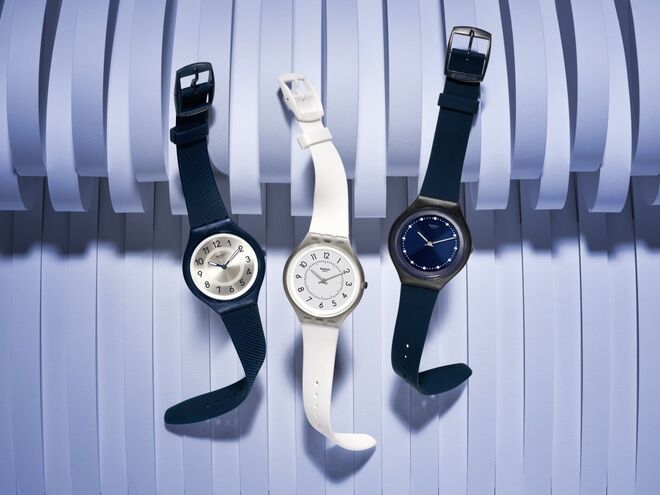 Os novos relógios Swatch Skin, em azul escuro e branco (Skinnight, Skinclass e Skinsparks)