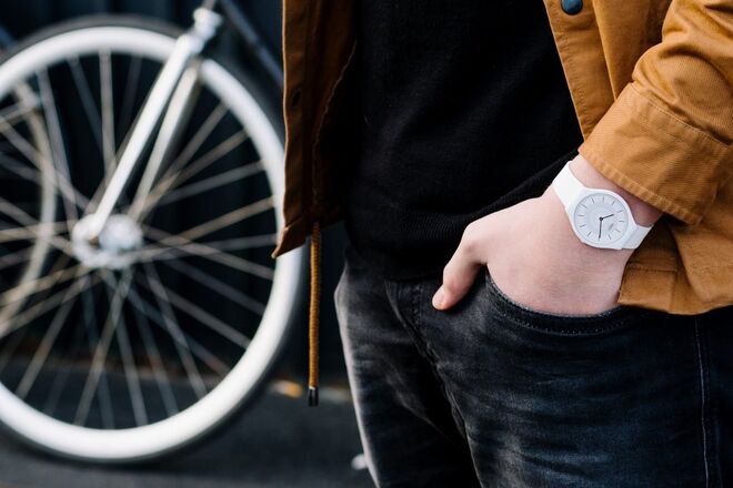 Os novos Swatch Skin, aqui a versão branca