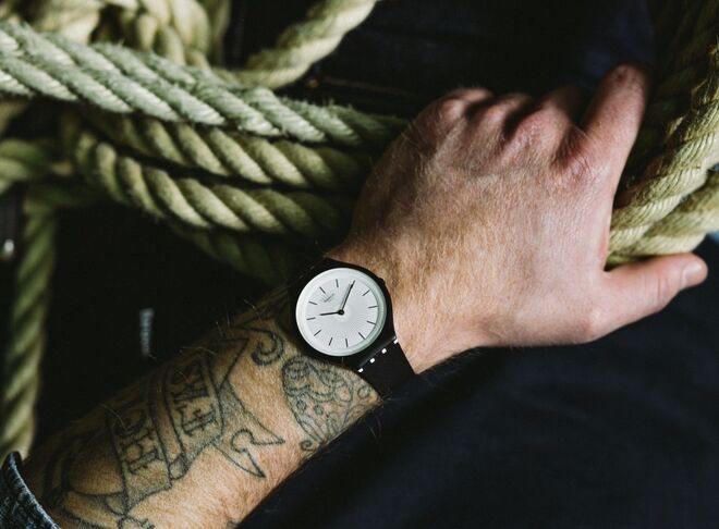 Os novos Swatch Skin, em preto (Skinnoir)