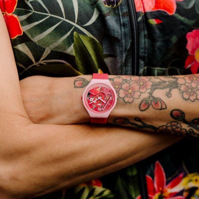 Os novos Swatch Skin, o modelo rosa com mecansimo à mostra (Skinamour)