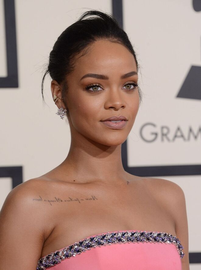 RIHANNA | A cantora escolheu ficar com o segundo nome, pelo facto de já existir uma artista com o seu primeiro nome, Robyn.