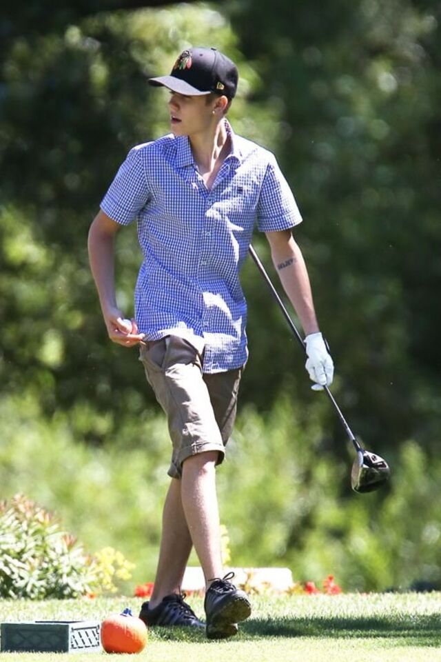 Justin Bieber | Sempre controverso desde o início da sua carreira musical (envolveu-se em escândalos com álcool e drogas e é conhecido pelas sucessivas namoradas) Justin Bieber é uma das celebridades com mais exigências estranhas feitas aos assistentes. Uma deles é pedir que a sua equipa segure a sua comida e as suas bebidas enquanto fala, por exemplo, ao telefone.