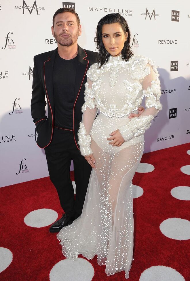 Mert Alas e Kim Kardashian, em Givenchy