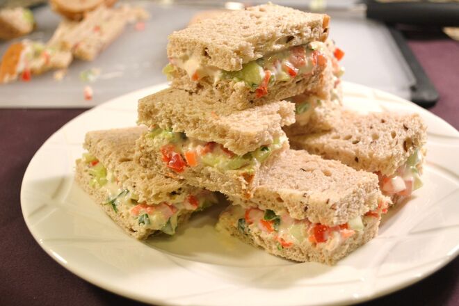 LANCHE: pequenas sandes de pepino, salmão fumado, ovo e maionese
