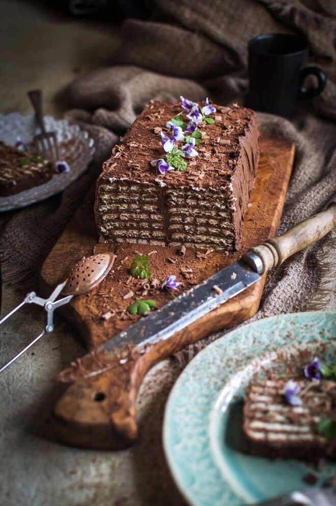 LANCHE: um bolo de chocolate 