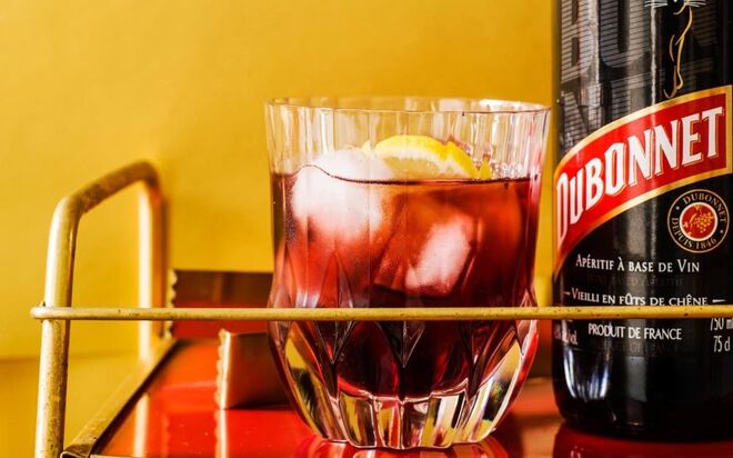 ANTES DO ALMOÇO: um gin ou um Dubonnet 