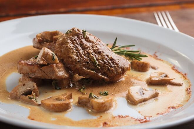 JANTAR: A carne é, geralmente, servida com molho de cogumelos, natas e whiskey