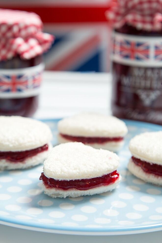 LANCHE: 'jam pennies’ (mini sandes de doce de morango)
