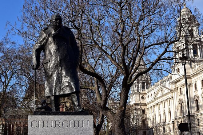 Estátua de Winston Churchill, no Parliament Square, em Londres