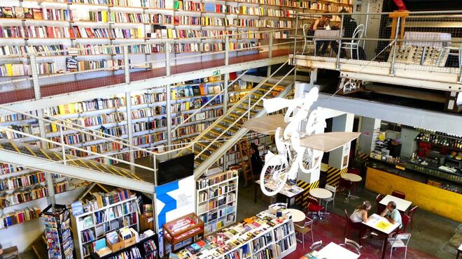 6. Ler um livro na Ler Devagar do Lx Factory