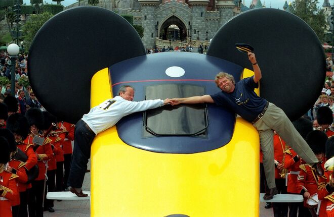 1996 - (29 JUNHO) - O Eurostar começa a funcionar ligando Waterloo e Ashford com Marne-la-ValléeChessy