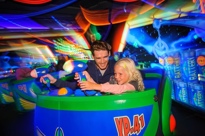 2006 - (8 ABRIL) - Buzz Lightyear Laser Blast abre as suas portas