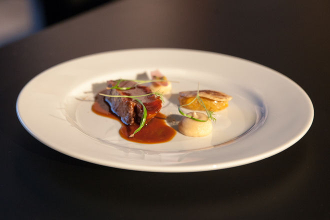 Presa ibérica, puré de pastinaca e Exclusive Selection Nepal Lamjumg, chutney de banana e jus de especiarias do Chef Henrique Sá Pessoa