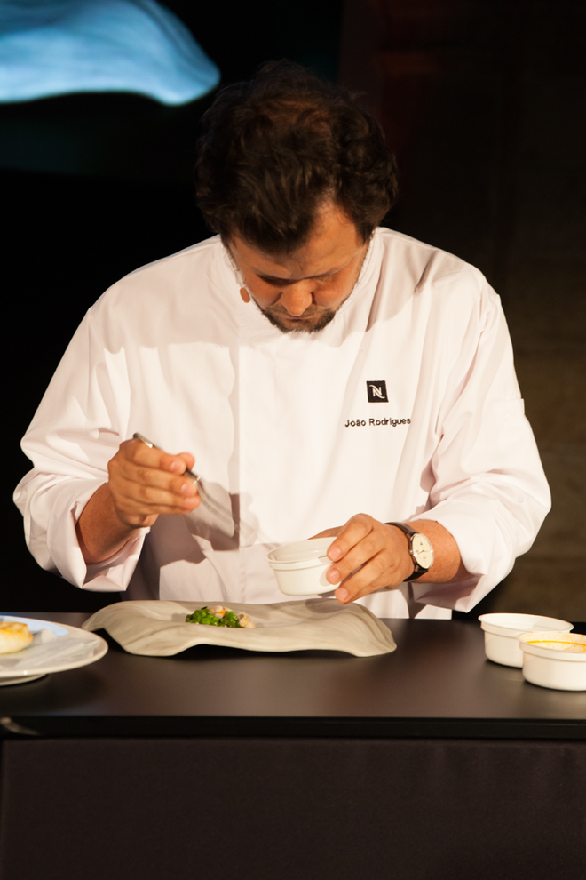 Pregado salteado com creme iodado de ervilhas, couve queimada. Nage de ouriços-do-mar e Expresso Origin Brazil do Chef João Rodrigues