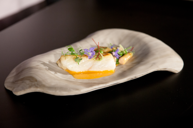 Pregado salteado com creme iodado de ervilhas, couve queimada. Nage de ouriços-do-mar e Expresso Origin Brazil do Chef João Rodrigues