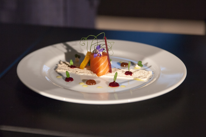 Salmão fresco marinado com texturas de beterraba e Expresso Forte do Chef Luis Pestana