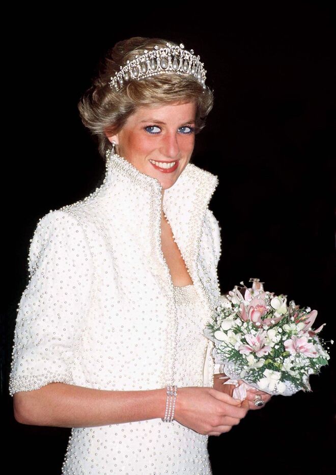 O icónico vestido 'Elvis' acompanhado por um bouquet de flores também brancas