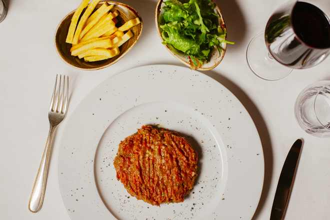 Bife Tártaro Tivoli, Batata Frita, Salada de Alfaces Variadas, €24,50