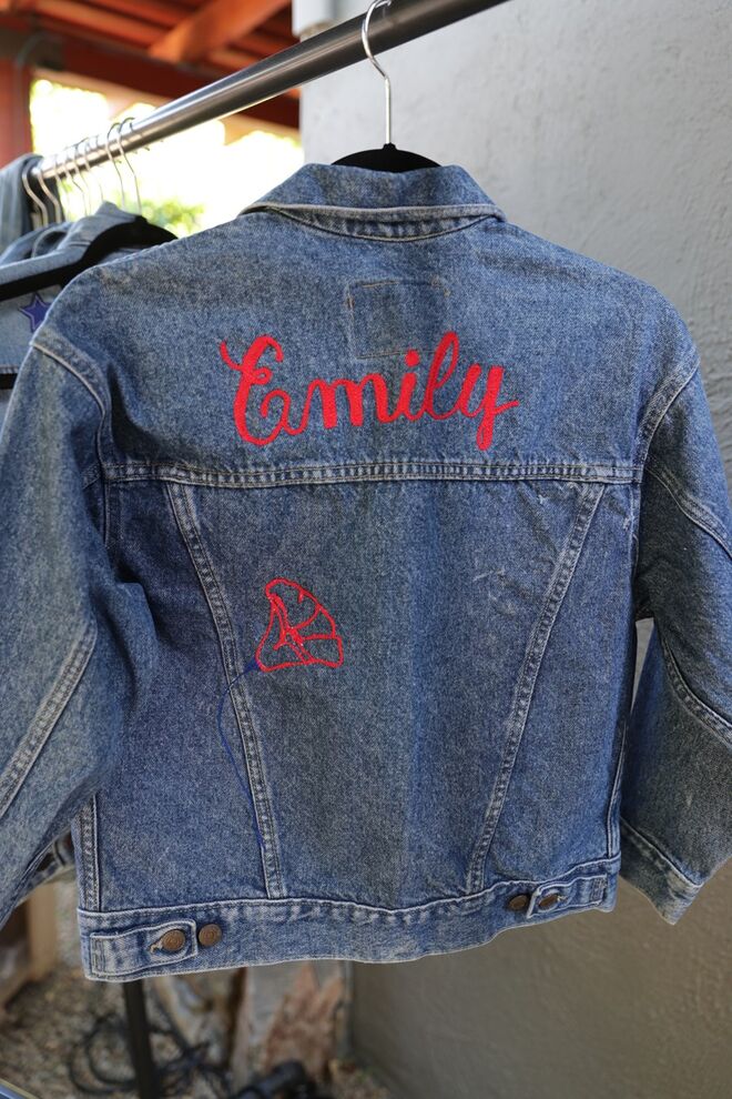 Levi's Trucker personalizado para Emily Ratajkowski 