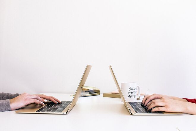 4. Estabelecer regras de publicação, e comprometer-se com elas. Dececionar os leitores nunca será uma boa estratégia. É importante existir uma cadência que sugerimos seja no mínimo de duas vezes por semana crie rotina aos leitores.