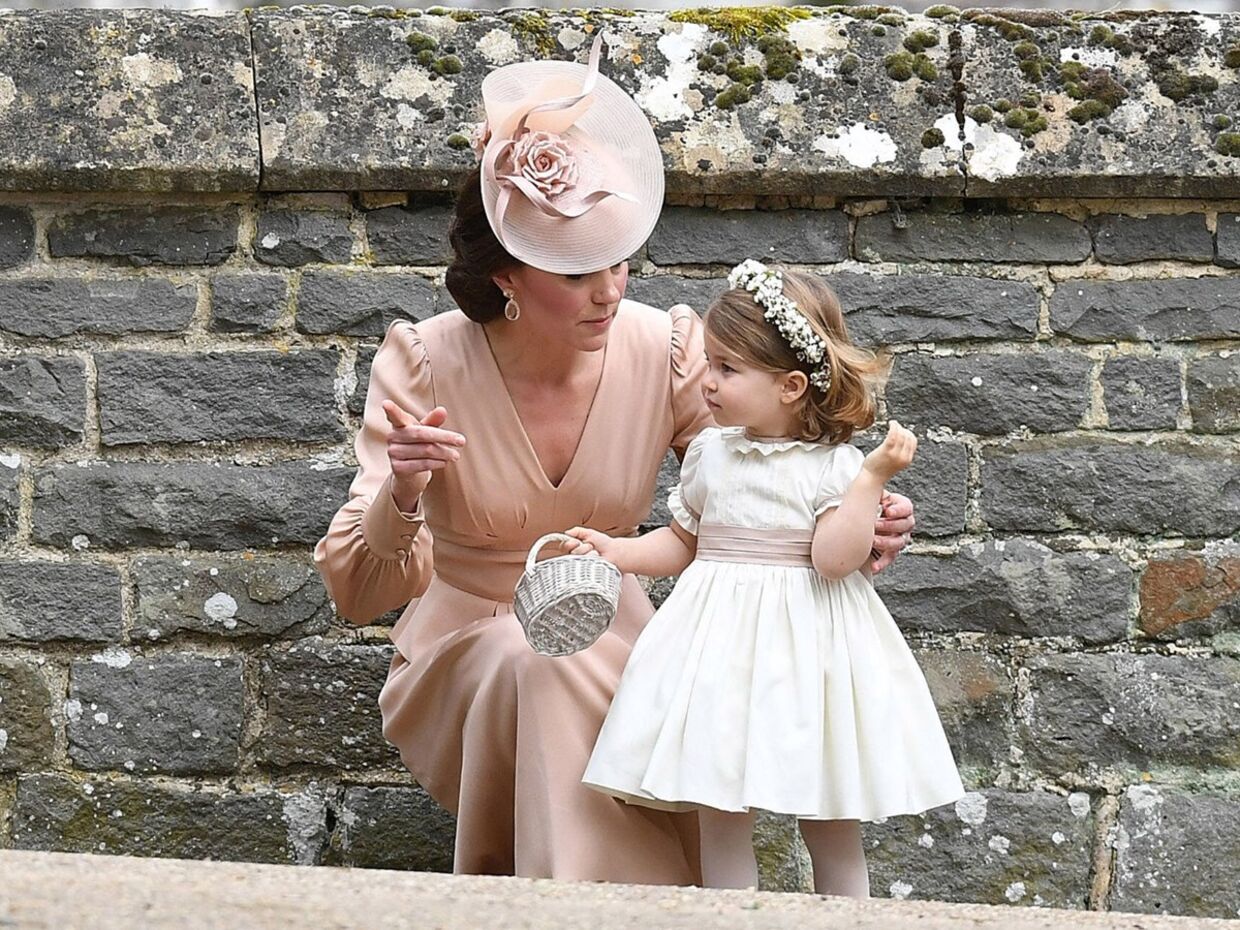 Kate Middleton com a princesa Charlotte