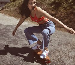 Bella Hadid embaixadora das Nike Cortez