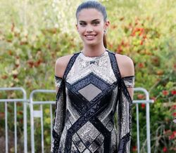 Sara Sampaio solidária em Cannes