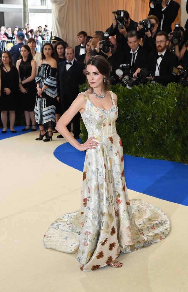 Bee Schaffer em Alexander McQueen