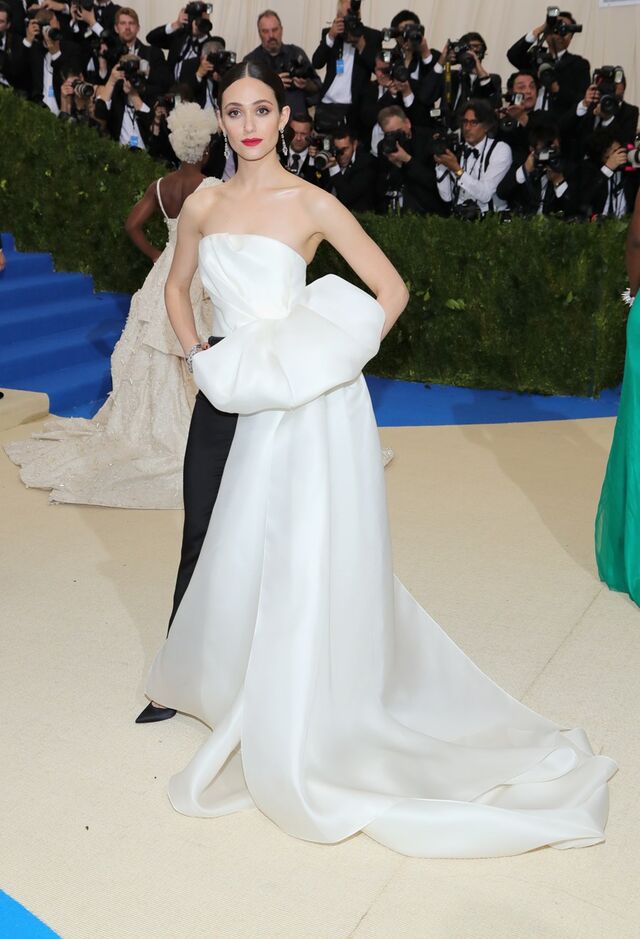 Emmy Rossum em Carolina Herrera