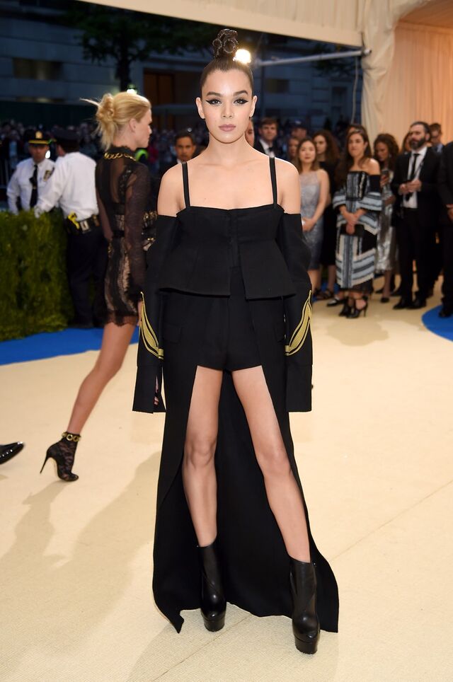 Hailee Steinfeld em Vera Wang